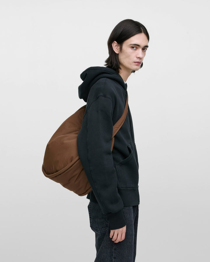 カーブ クロスボディバッグ ラウンド型 ラージ ダークトープ