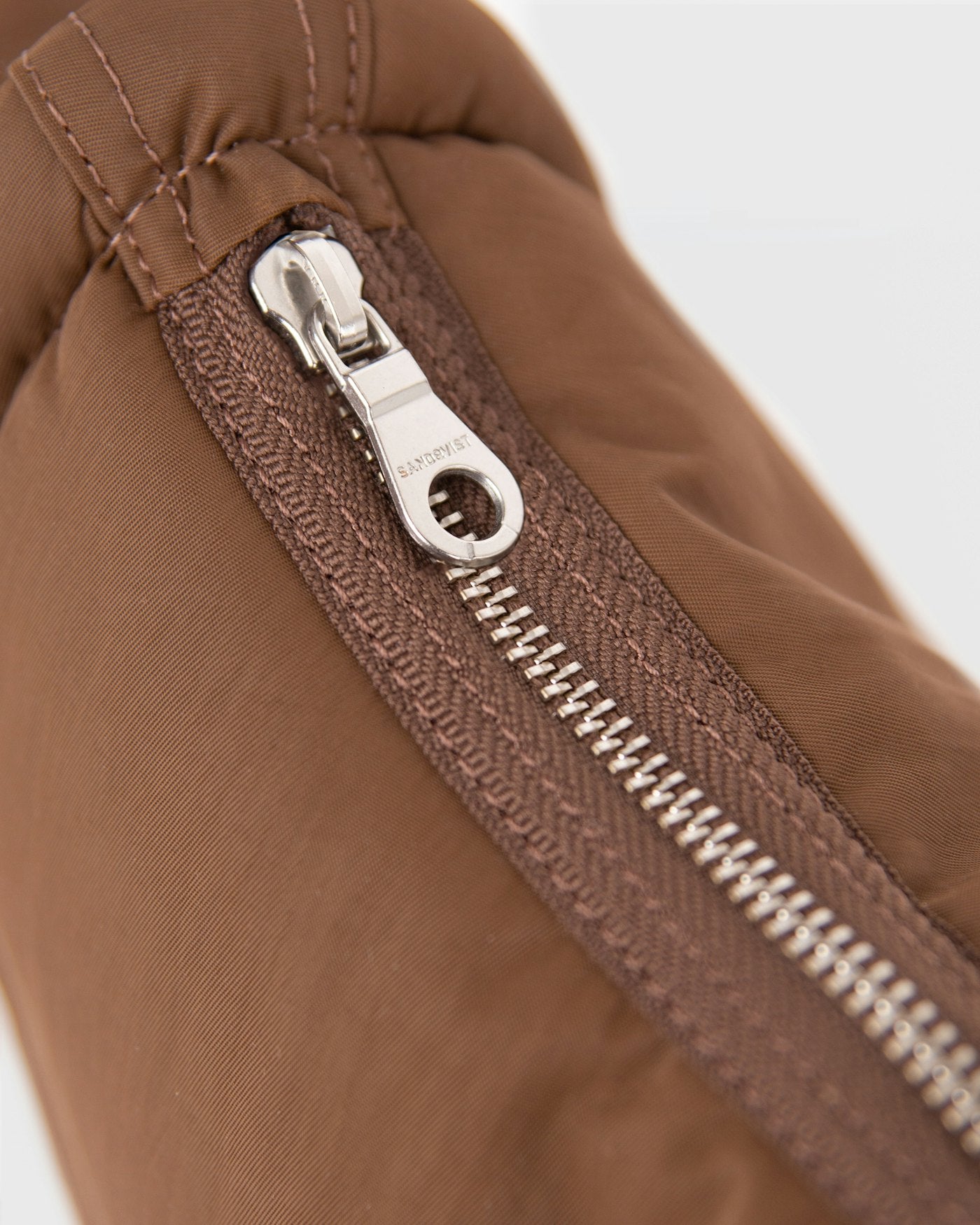 Curve Crossbody Bag Round Small Dark Taupe