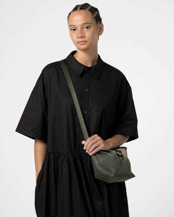 ファニーパック クロスボディ ナイロンツイル カーキグリーン