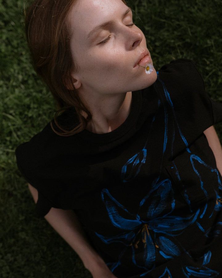 x ケイティ・トムリンソン • ポケットTシャツ ブラック