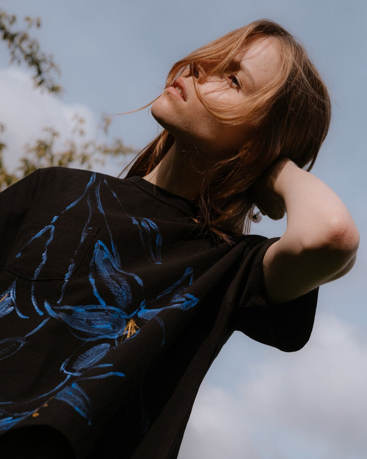 x ケイティ・トムリンソン • ポケットTシャツ ブラック