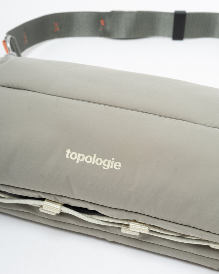 トポロジー ボトルサコッシュ ミディアム モスパティ シルキーピーチ + ユーティリティスリング ワイド ウッズ シネット キーチェーン アーケードオレンジ